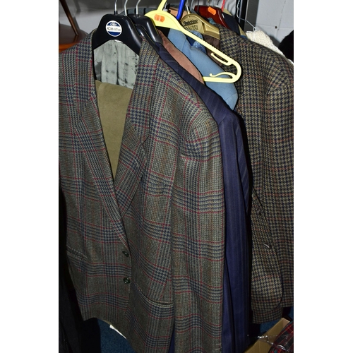 576 - ONE RAIL OF GENTLEMEN'S CLOTHING, to include suits, tweed jackets, sheepskin coat, sweaters, dinner ... 
