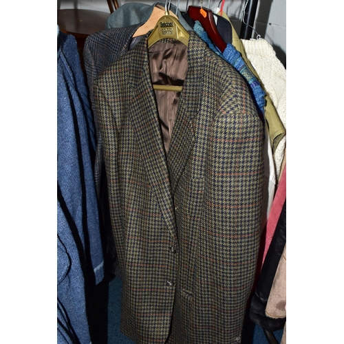 576 - ONE RAIL OF GENTLEMEN'S CLOTHING, to include suits, tweed jackets, sheepskin coat, sweaters, dinner ... 