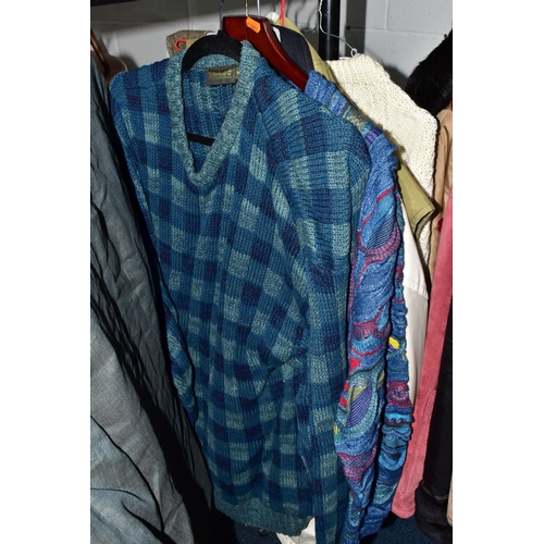 576 - ONE RAIL OF GENTLEMEN'S CLOTHING, to include suits, tweed jackets, sheepskin coat, sweaters, dinner ... 