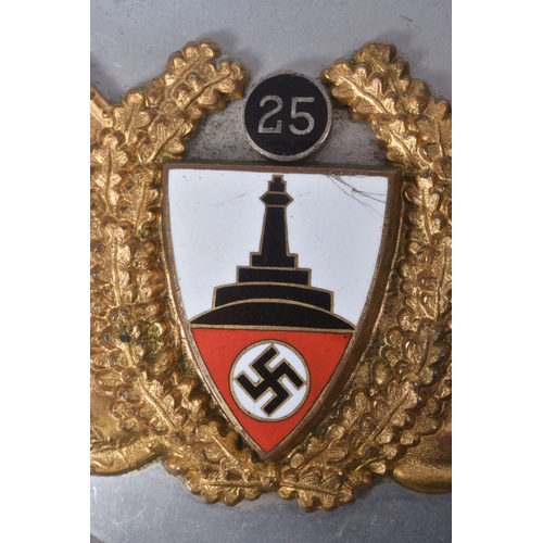 271 - A GERMAN 25 YEAR VETERANS GORGET, this would have been worn by a standard bearer of the Nazi organis... 