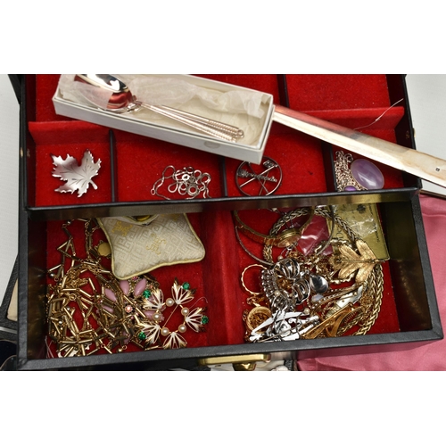 121 - A BOX OF SILVER, COSTUME JEWELLERY AND OTHER ITEMS, to include a silver and gem set bracelet and pen... 