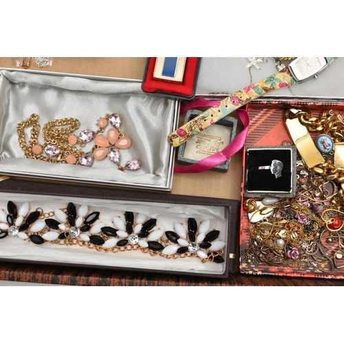 131 - AN ASSORTMENT OF COSTUME JEWELLERY AND WATCHES, to include a 9ct metal core hinged bangle, 'Dmar' im... 