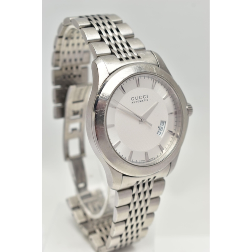 17 - A GENTS 'GUCCI AUTOMATIC' WRISTWATCH, large round silver dial signed 'Gucci, Automatic', baton marke... 