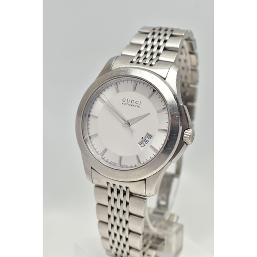 17 - A GENTS 'GUCCI AUTOMATIC' WRISTWATCH, large round silver dial signed 'Gucci, Automatic', baton marke... 