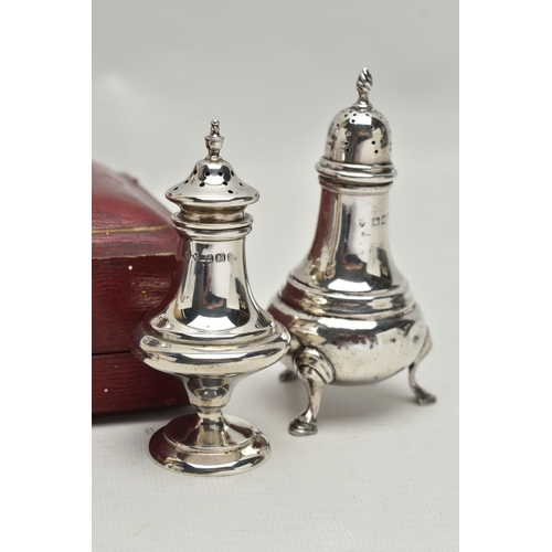 254 - A CASED PAIR OF EDWARDIAN SILVER PEPPERETTES, FOUR OVAL SILVER NAPKIN RINGS AND A MATCHED PAIR OF PE... 