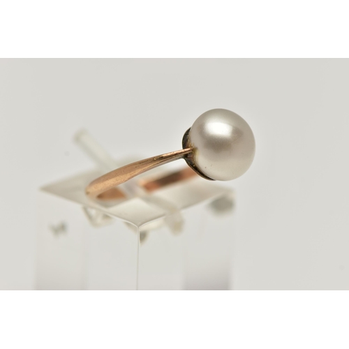 38 - A YELLOW METAL CULTURED PEARL RING, baroque cultured pearl (loose in setting, visible adhesive), pin... 