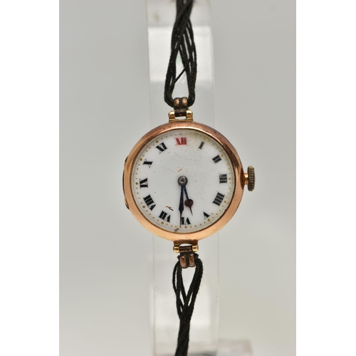 55 - AN 18CT GOLD EARLY 20TH CENTURY WRISTWATCH, manual wind, round white dial, Roman numerals, blue stee... 