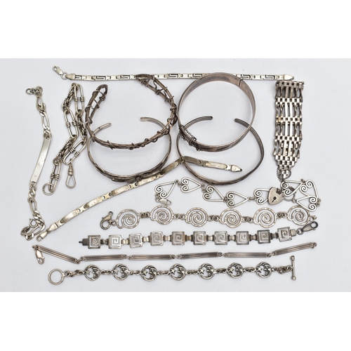 92 - A BAG OF ASSORTED WHITE METAL JEWELLERY, to include a silver hinged bangle, hallmarked London 1972, ... 