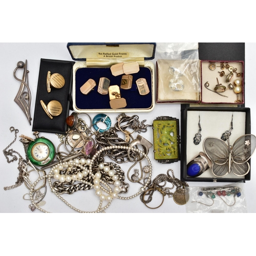 99 - A BAG OF ASSORTED JEWELLERY AND ITEMS, to include a yellow metal golfing figure pin, unmarked, with ... 