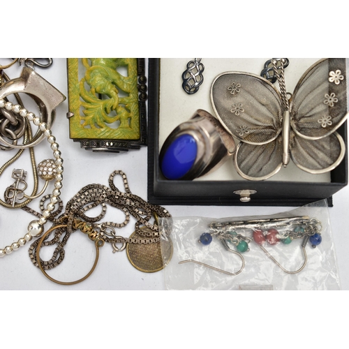 99 - A BAG OF ASSORTED JEWELLERY AND ITEMS, to include a yellow metal golfing figure pin, unmarked, with ... 