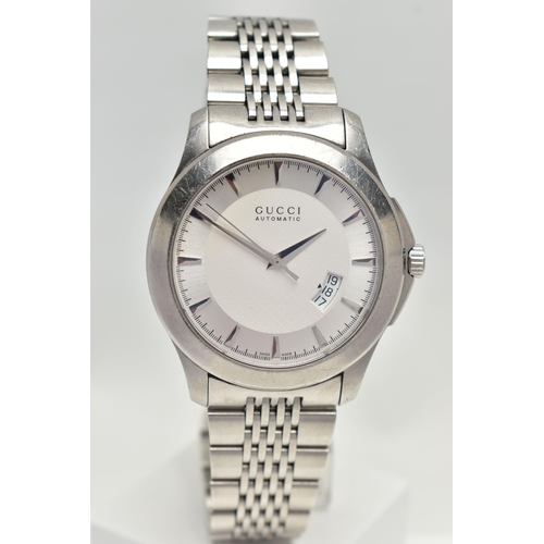 17 - A GENTS 'GUCCI AUTOMATIC' WRISTWATCH, large round silver dial signed 'Gucci, Automatic', baton marke... 