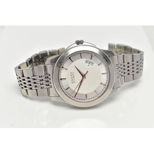 17 - A GENTS 'GUCCI AUTOMATIC' WRISTWATCH, large round silver dial signed 'Gucci, Automatic', baton marke... 