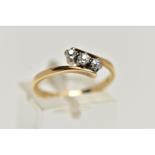 31 - A YELLOW METAL THREE STONE DIAMOND RING, set with three old cut diamonds, estimated total diamond we... 