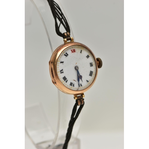 55 - AN 18CT GOLD EARLY 20TH CENTURY WRISTWATCH, manual wind, round white dial, Roman numerals, blue stee... 