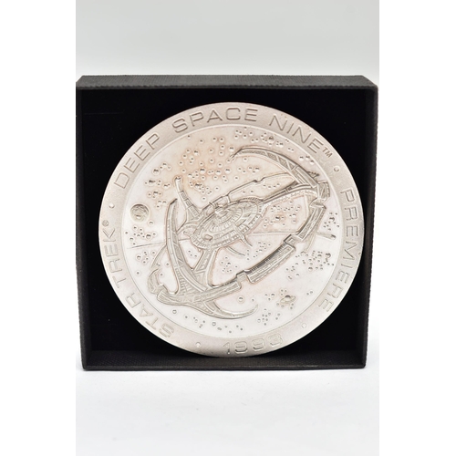 85 - A SILVER STAR TREK MEDALLION, deep space nine premier 1993, with Calander to the reverse, engraved t... 