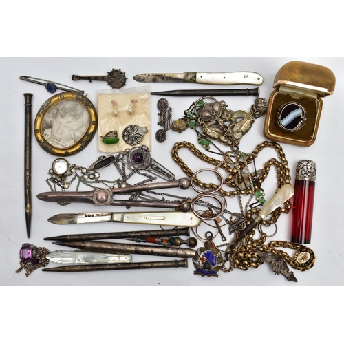 91 - A BAG OF ASSORTED ITEMS, to include two silver bladed and mother of pearl handle fruit knives, each ... 