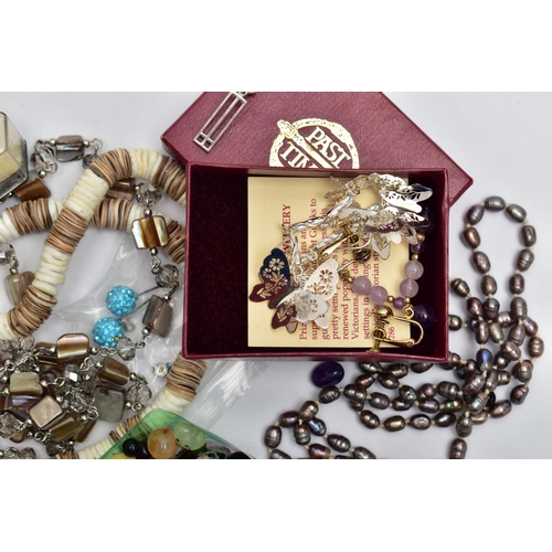 95 - A SMALL BAG OF JEWELLERY AND BEADS, to include a pair of white metal butterfly drop earrings, with f... 