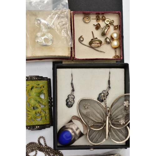 99 - A BAG OF ASSORTED JEWELLERY AND ITEMS, to include a yellow metal golfing figure pin, unmarked, with ... 