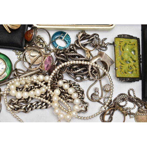 99 - A BAG OF ASSORTED JEWELLERY AND ITEMS, to include a yellow metal golfing figure pin, unmarked, with ... 