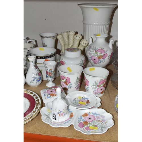 357 - A QUANTITY OF WEDGWOOD GIFTWARE AND TEAWARES, comprising eight pieces of 'Meadow Sweet' pattern gift... 