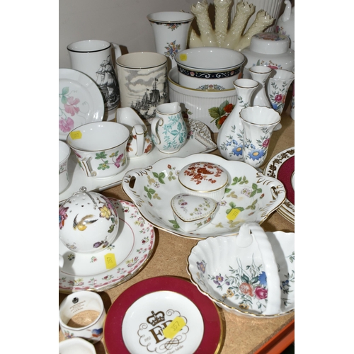 357 - A QUANTITY OF WEDGWOOD GIFTWARE AND TEAWARES, comprising eight pieces of 'Meadow Sweet' pattern gift... 