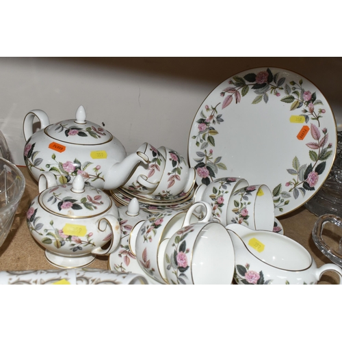 359 - A WEDGWOOD 'HATHAWAY ROSE' R4317 PATTERN TEA SET, TOGETHER WITH A SUSIE COOPER 'VENETIA' PATTERN COF... 