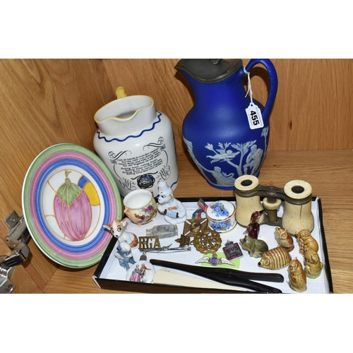 455 - A BOX AND LOOSE MILITARY BADGES, CERAMICS AND SUNDRY ITEMS, to include a Royal Garrison Artillery sh... 