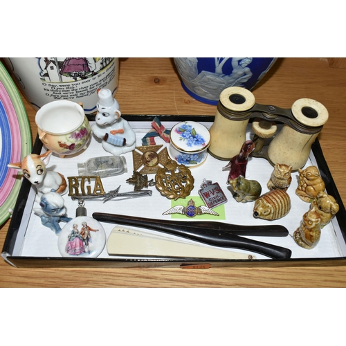 455 - A BOX AND LOOSE MILITARY BADGES, CERAMICS AND SUNDRY ITEMS, to include a Royal Garrison Artillery sh... 