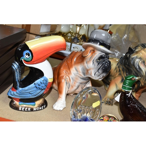 477 - A GROUP OF CERAMICS AND GLASS PAPERWEIGHTS, comprising a Guiness G0052 Heritage Toucan money box, a ... 