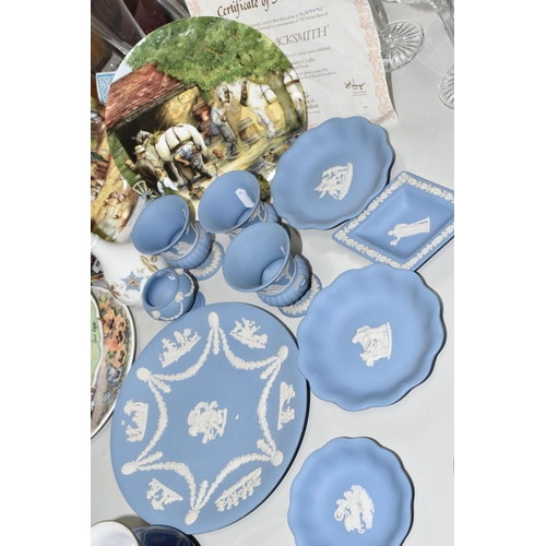 539 - A GROUP OF WEDGWOOD BLUE JASPERWARE AND CABINET PLATES, comprising a Wedgwood bud vase, nine pieces ... 