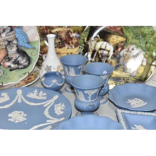 539 - A GROUP OF WEDGWOOD BLUE JASPERWARE AND CABINET PLATES, comprising a Wedgwood bud vase, nine pieces ... 