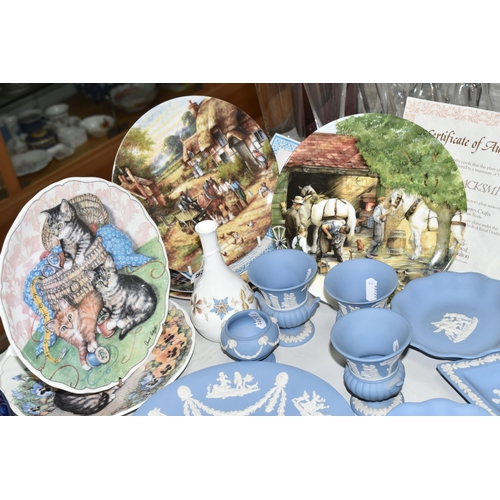 539 - A GROUP OF WEDGWOOD BLUE JASPERWARE AND CABINET PLATES, comprising a Wedgwood bud vase, nine pieces ... 