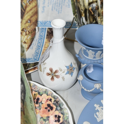 539 - A GROUP OF WEDGWOOD BLUE JASPERWARE AND CABINET PLATES, comprising a Wedgwood bud vase, nine pieces ... 