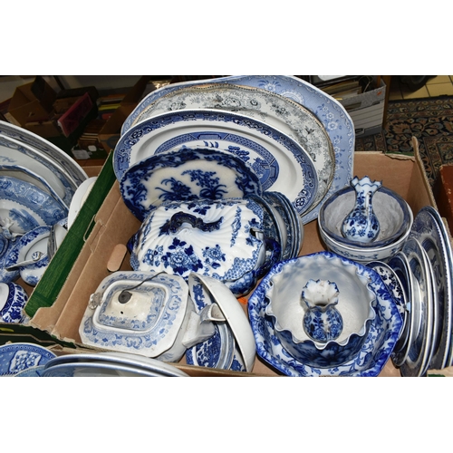 550 - THREE BOXES AND LOOSE BLUE AND WHITE CERAMICS, to include a large William Kent 'Ye Olde Foley Ware' ... 