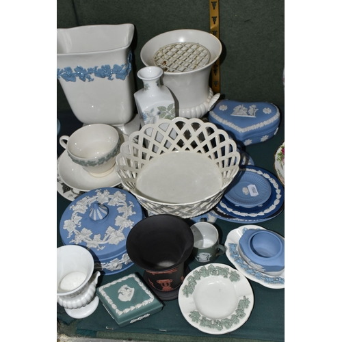 386 - A GROUP OF WEDGWOOD CERAMICS, to include a creamware basket (sd, repair and loss), two Embossed Quee... 