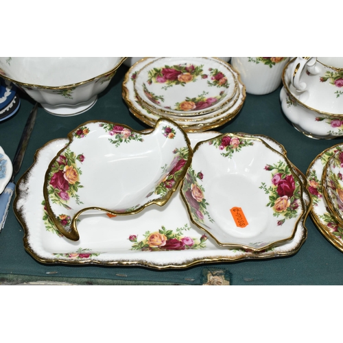 392 - A THIRTY SEVEN PIECE ROYAL ALBERT OLD COUNTRY ROSES TEA SET AND GIFTWARES, comprising a three tier c... 