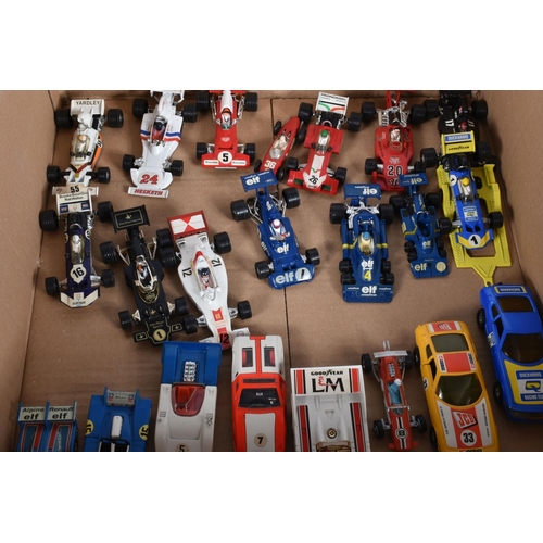 22 - A COLLECTION OF UNBOXED AND ASSORTED 1970'S MAINLY CORGI TOYS RACING CARS, majority are F1 cars, to ... 