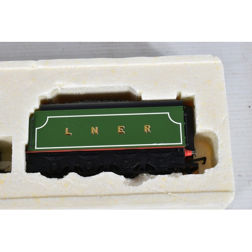 122 - A BOXED HORNBY RAILWAYS OO GAUGE THOMAS AND FRIENDS, 'Flying Scotsman' No.4472, L.N.E.R. lined green... 