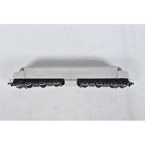 129 - AN UNBOXED MAINLINE OO GAUGE CLASS 45 PEAK LOCOMOTIVE WITH UNPAINTED GREY PLASTIC BODY, possibly one... 