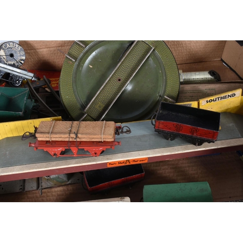 133 - A QUANTITY OF MAINLY UNBOXED AND ASSORTED O GAUGE MODEL RAILWAY ROLLING STOCK AND ACCESSORIES, to in... 