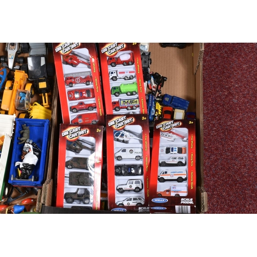 141 - A QUANTITY OF BOXED AND UNBOXED MODERN DIECAST AND PLASTIC VEHICLES, to include boxed Saico, Maisto,... 