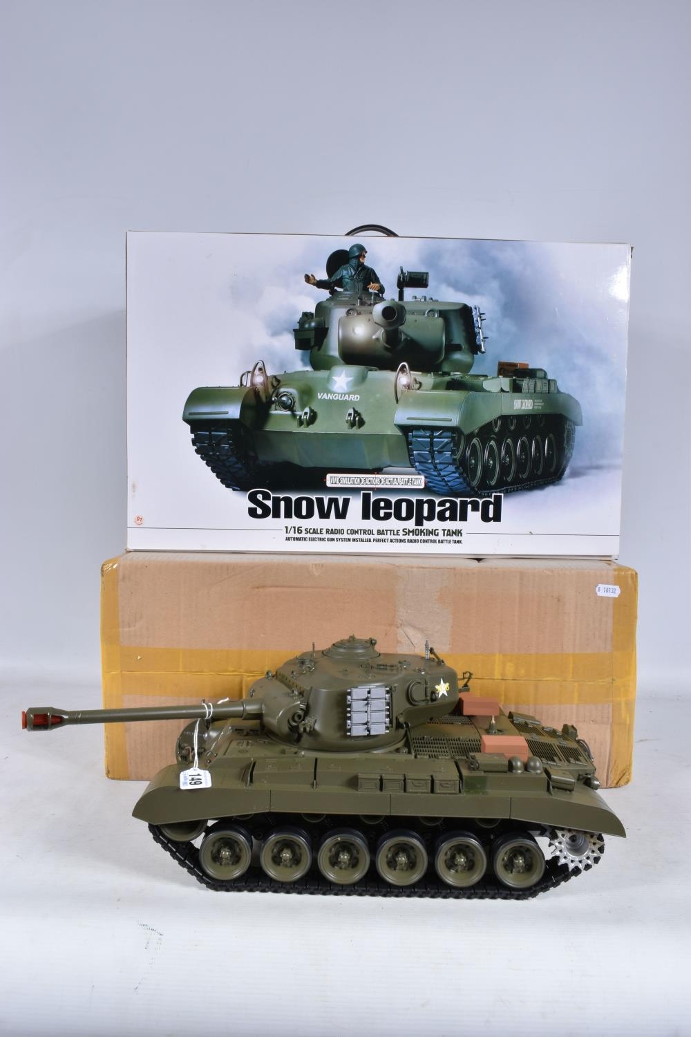 A BOXED HENG LONG SQS 1/16 SCALE RADIO CONTROLELD SNOW LEOPARD