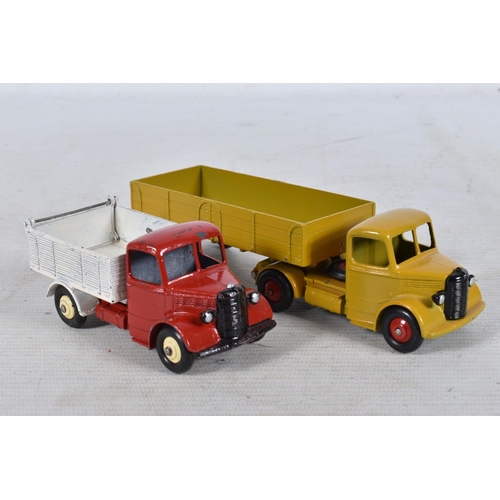 174 - A TRAY OF UNBOXED AND PLAYWORN DIE-CAST DINKY MODEL VEHICLES, contains a number of repainted items, ... 