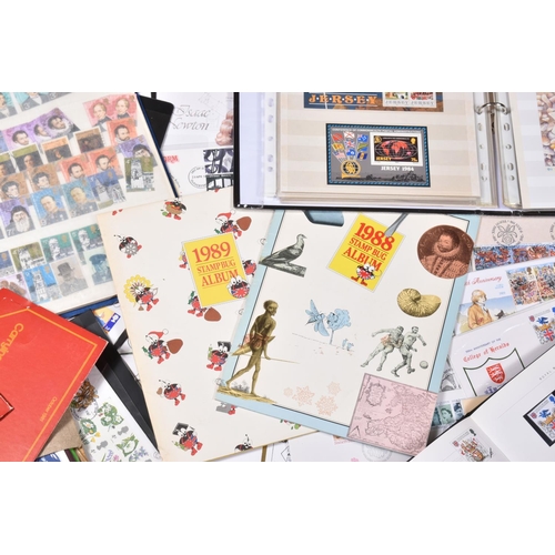 213 - LARGE COLLECTION OF GB FDCS AND STAMPS IN ALBUMS AND LOOSE, we note a couple of year books, mint GB ... 