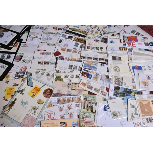 213 - LARGE COLLECTION OF GB FDCS AND STAMPS IN ALBUMS AND LOOSE, we note a couple of year books, mint GB ... 