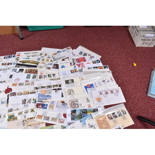 213 - LARGE COLLECTION OF GB FDCS AND STAMPS IN ALBUMS AND LOOSE, we note a couple of year books, mint GB ... 