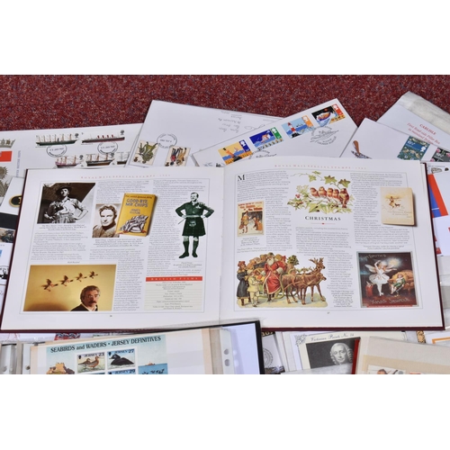 213 - LARGE COLLECTION OF GB FDCS AND STAMPS IN ALBUMS AND LOOSE, we note a couple of year books, mint GB ... 