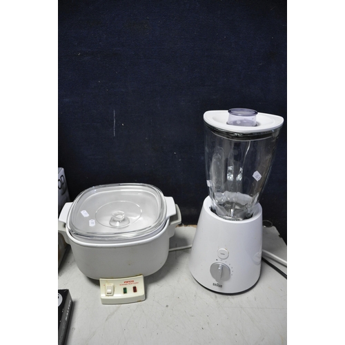 1076 - A SELECTION OF KITCHENALIA to include a Pifco automatic slow cooker, Braun blender model No unknown,... 