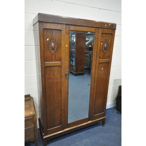 1208 - AN EARLY 20TH CENTURY OAK BEDROOM SUITE, comprising a single mirror door wardrobe width 118cm x dept... 