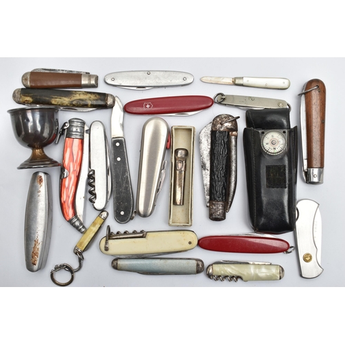 91 - A TIN OF POCKET KNIVES, to include a small silver bladed fruit knife with a mother of pearl handle, ... 